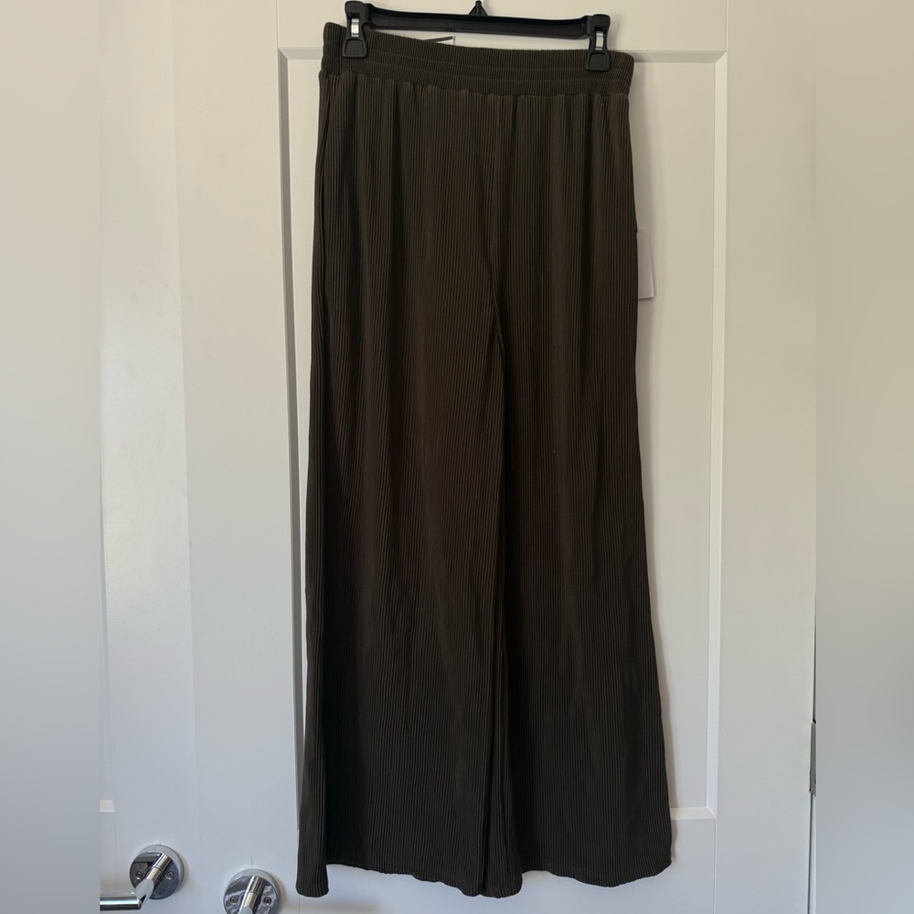 NWT-ASTR Olive Wide Legged Stretchy Pleaded Ribbed Ankle Flowy Pants Size Medium